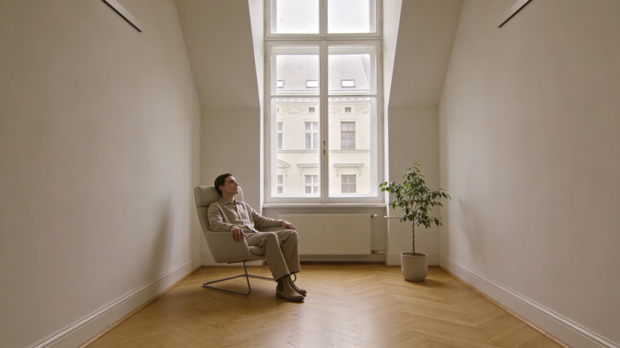 Ruhige Therapie Szene in Wien: Ein Mensch sitzt entspannt in einem hellen Beratungsraum